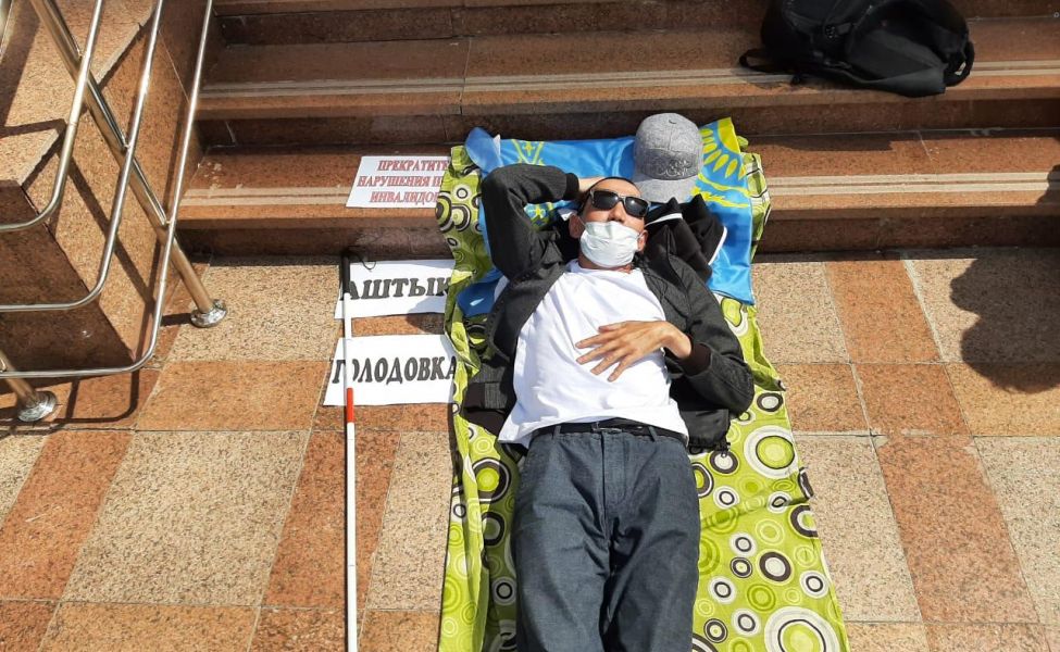 Слепой актюбинец объявил голодовку возле Дома министерств и добился положенных ему льгот