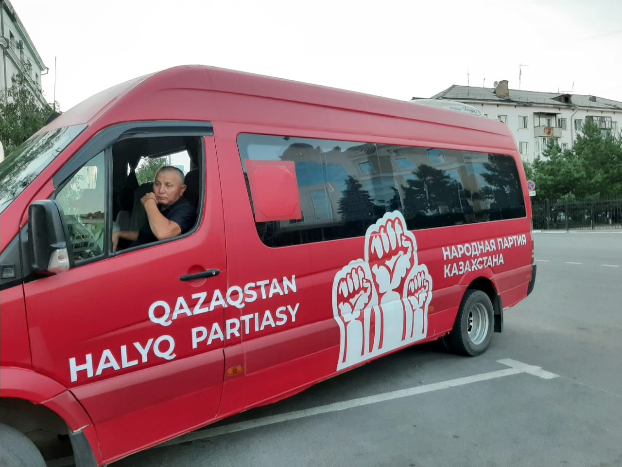 Красный автобус побывал в Костанайской области