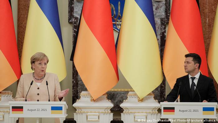 Комментарий: Меркель уходит, оставив Украине тяжелое наследство