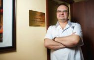 Суд принял решение выдворить за пределы Казахстана российского пластического хирурга Романа АЛФЕРОВА, по чьей вине умерли две пациентки