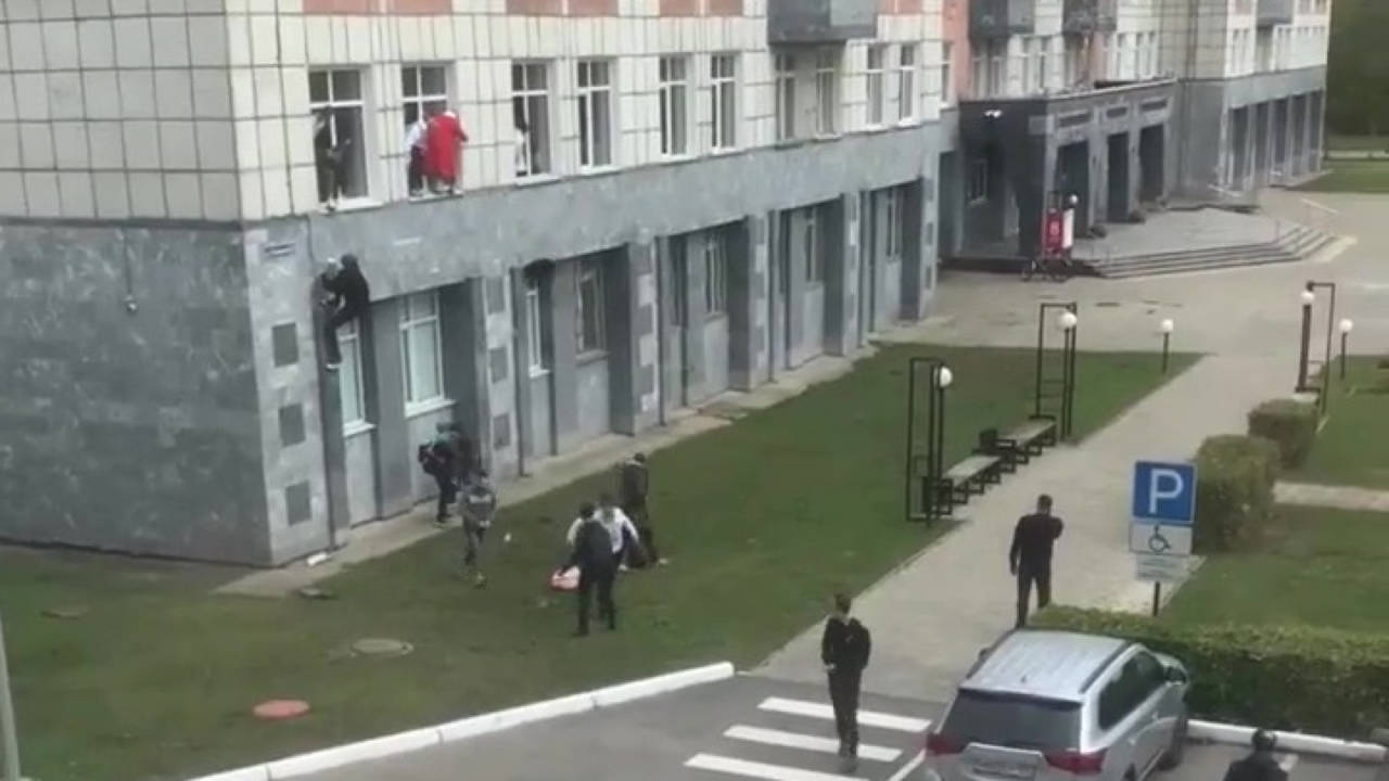 Стрельба в пермском университете: студенты прыгают из окон