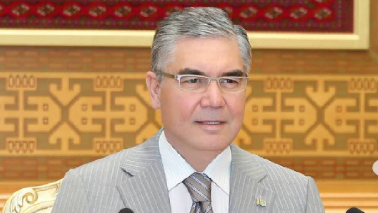 Бюджетников и студентов Туркменистана обязали покупать очередную книгу президента