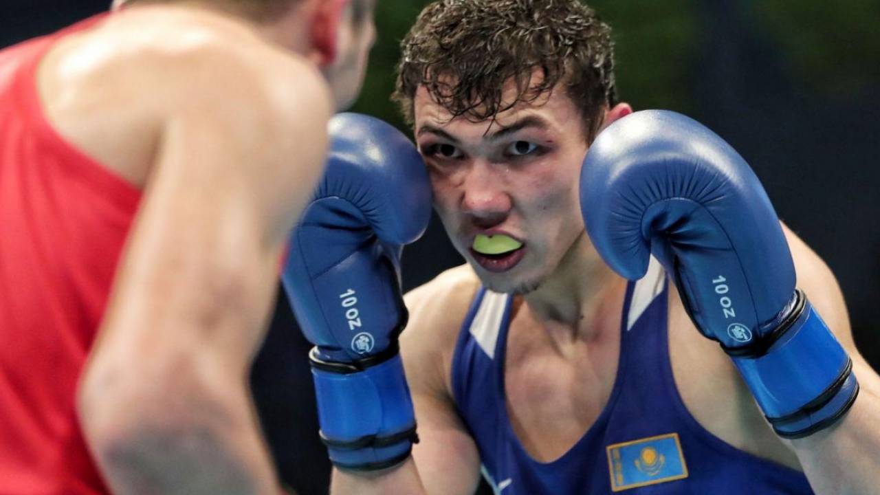 Казахстанец отправил в нокдаун лучшего боксера молодежного чемпионата мира