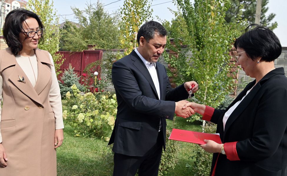 Президент Кыргызстана отдал собственный дом нуждающимся