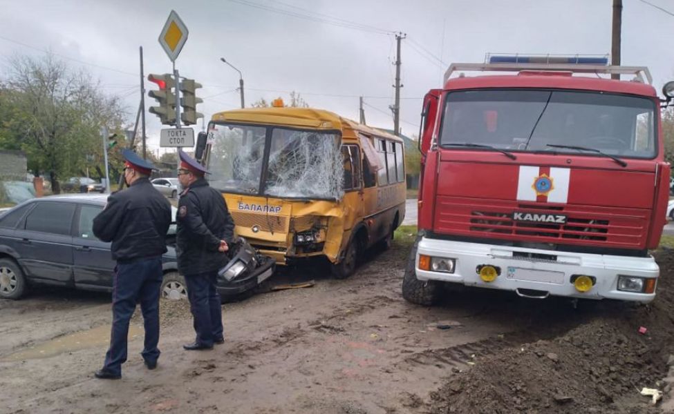КамАЗ, школьный автобус и авто столкнулись в Павлодаре — пострадали 9 детей