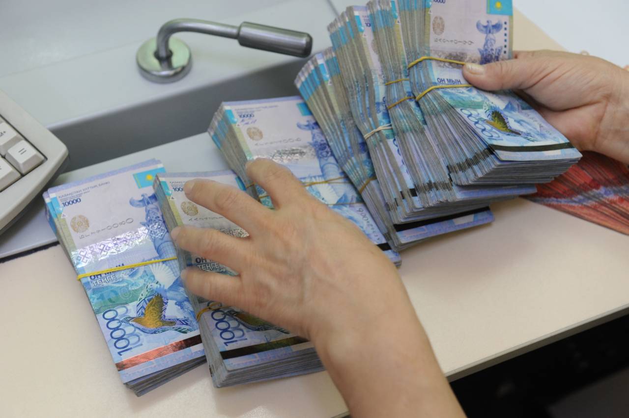 Более 90 млрд тенге за месяц переведено из Казахстана в другие страны