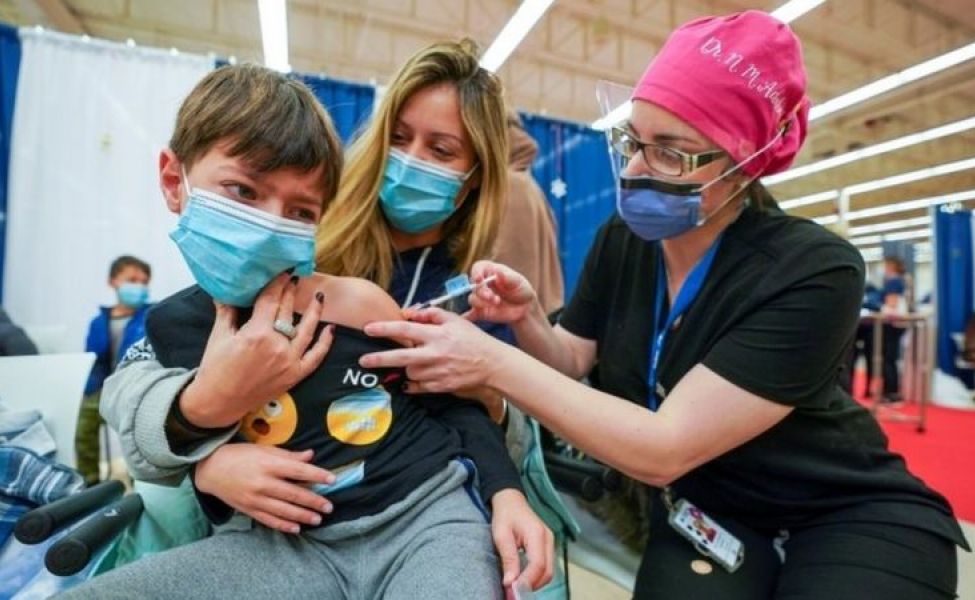 Коронавирус: ВОЗ и Британия озабочены новой мутацией из ЮАР, Европа рекомендует прививать детей