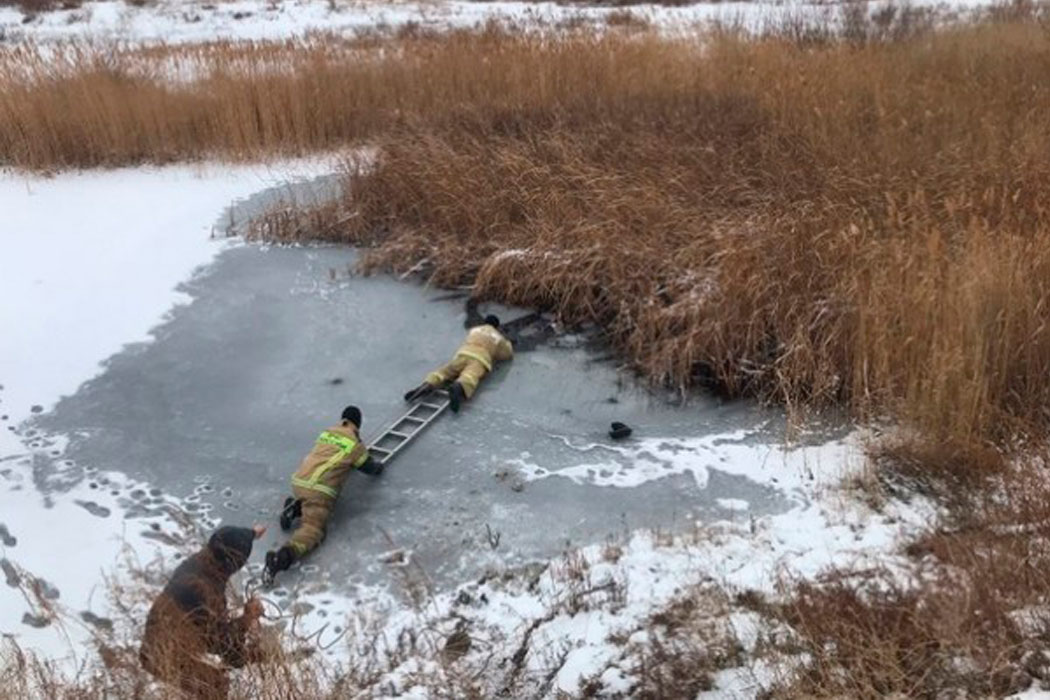 Двое детей провалились под лед и утонули в Челябинской области