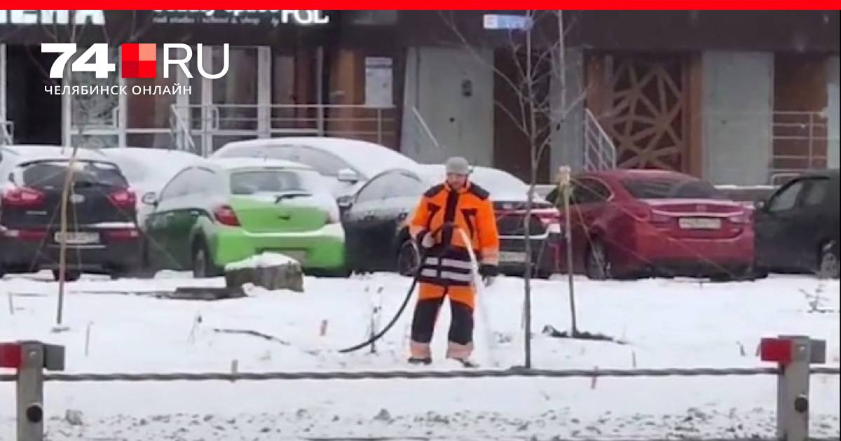 Полив деревьев в снег вызвал вопросы у жителей Челябинска