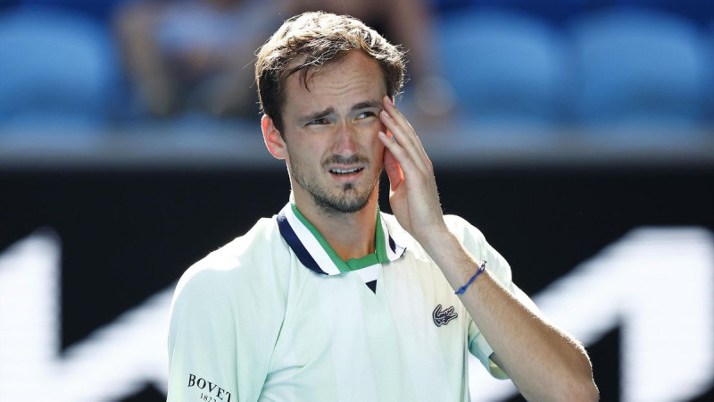 «Ты тупой?» Теннисиста Медведева оштрафовали за гневную тираду в адрес судьи в 1/2 Australian Open