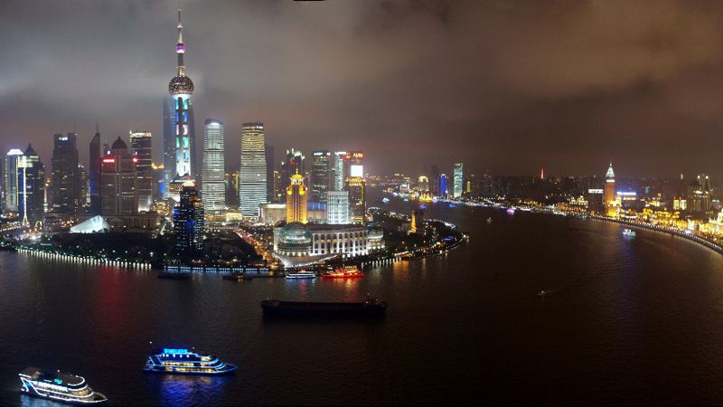 Шанхай закрывают на строгий локдаун из-за рекордной вспышки COVID-19