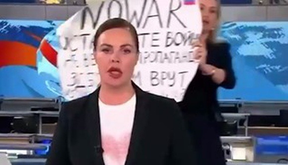 Девушка с плакатом ворвалась в прямой эфир российского «Первого канала»