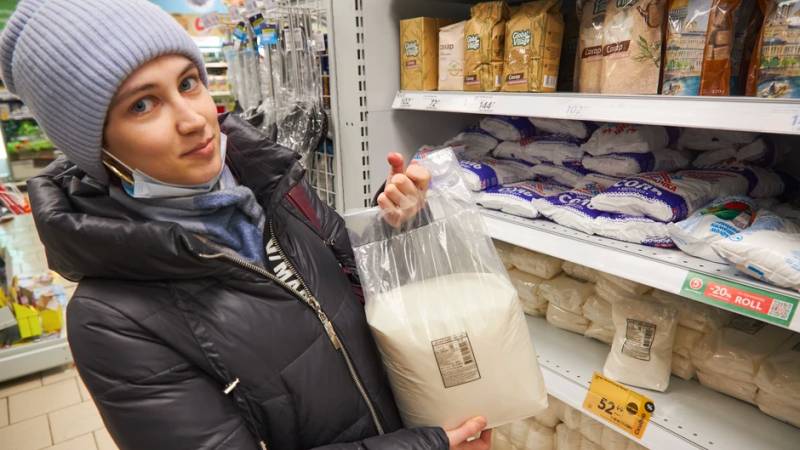 В ЗКО прокомментировали информацию о «скупающих мешками продукты» россиянах