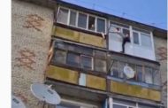 Полицейский в Шымкенте спас ребёнка, который мог упасть с балкона пятого этажа