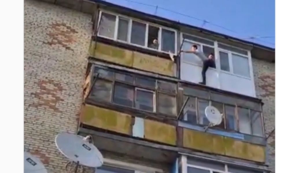 Полицейский в Шымкенте спас ребёнка, который мог упасть с балкона пятого этажа