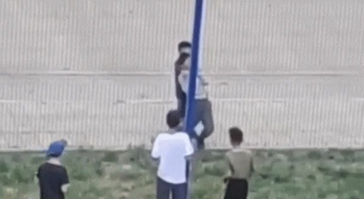 Удушение мальчика во дворе Костаная попало на видео