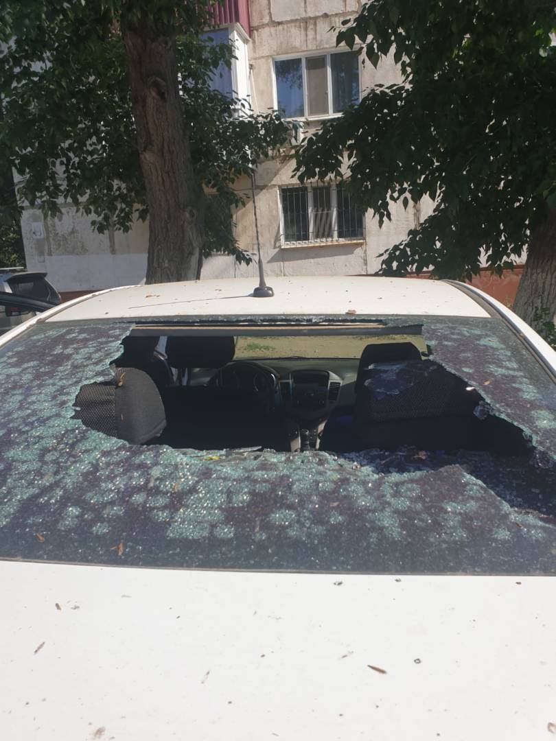 Неизвестные разбили стекло и повредили рулевой механизм в машине костанайского гражданского журналиста Аскара Умурзакова