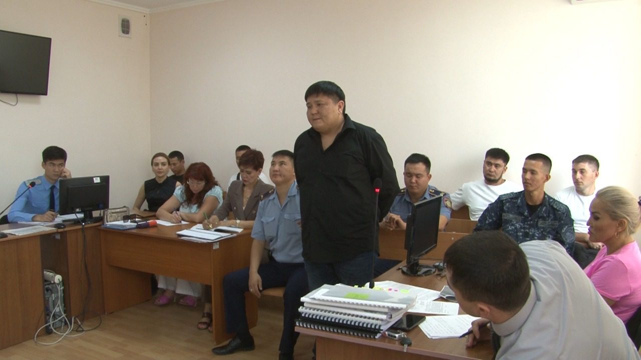 Подсудимый Айдар Кужебаев рассказал суду, почему так яростно ломился в квартиру Регины Костициной