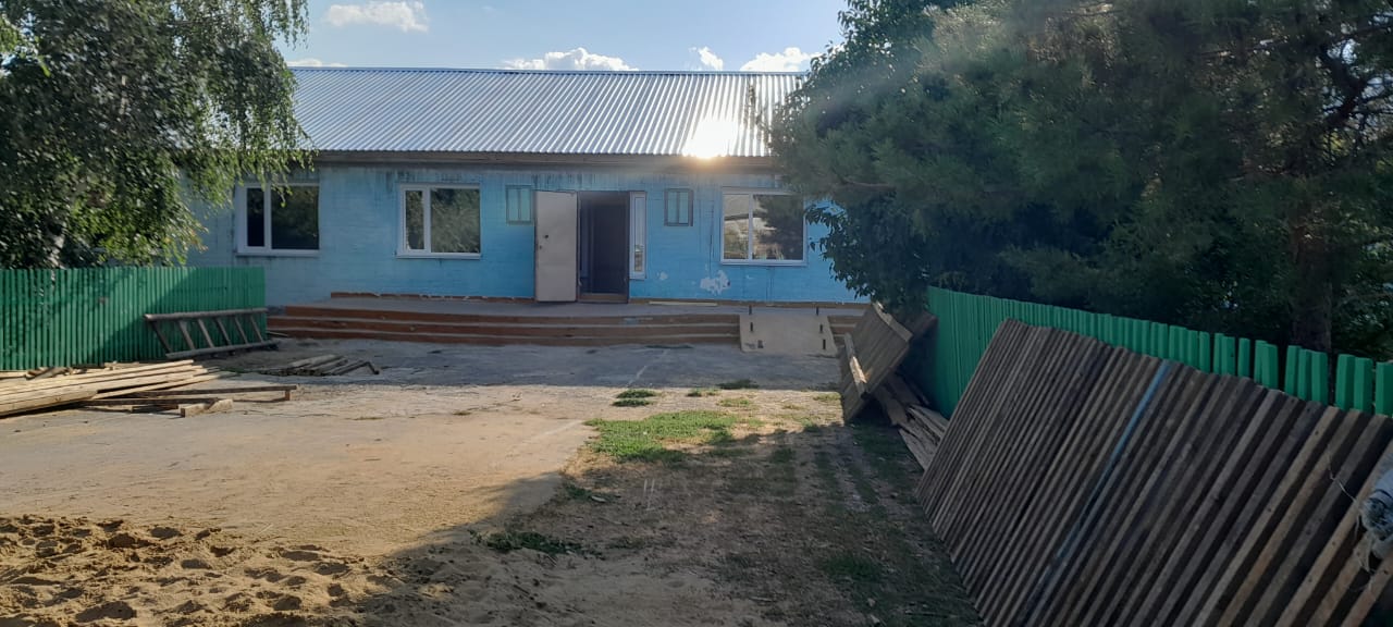 «Скорость усиливаем рабочими силами»: отдел образования о ремонте школы в поселке Молокановка