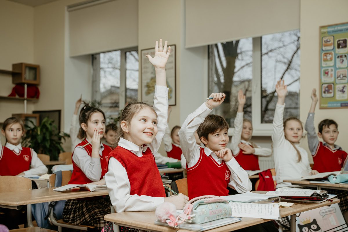 Непродуманное решение: депутат об учебе школьников до 31 мая в Казахстане