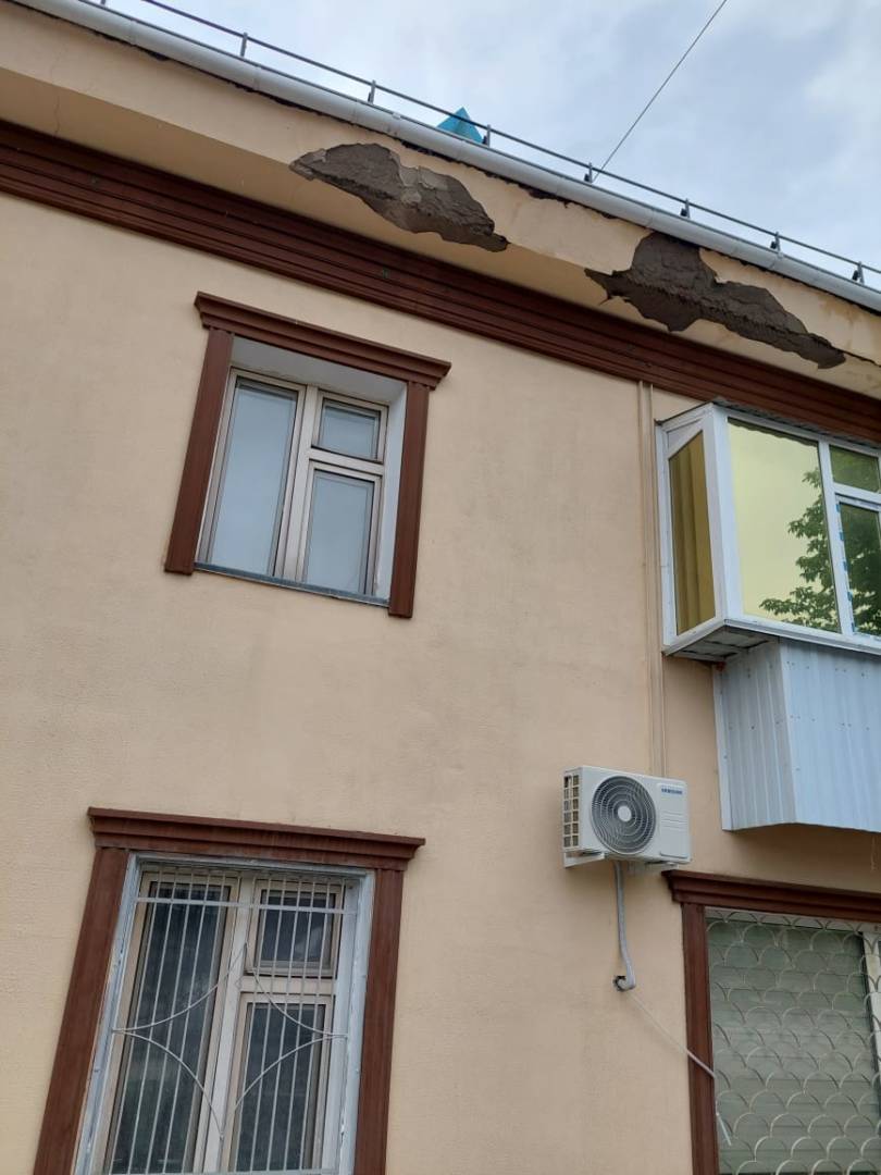 Элемент крыши обвалился у двухэтажки по пр. Назарбаева