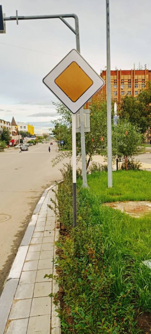Необычные дорожные знаки по ул. Тәуелсіздік в Костанае заменили на стандартные