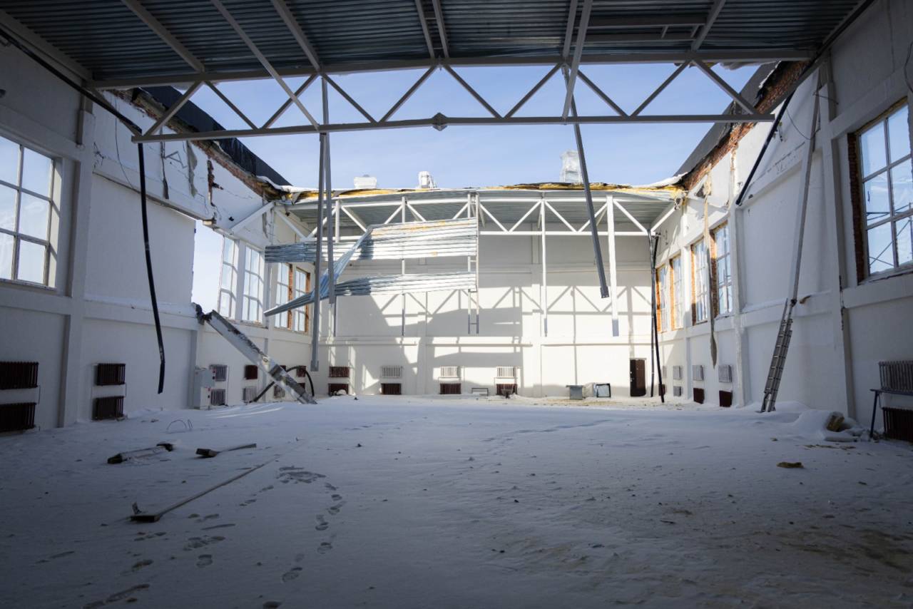 Специалисты начали выяснять причину разрушения спортзала новой школы в микрорайоне «Кунай»