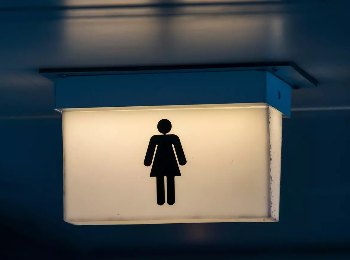 На 20 суток арестовали мужчину, который подглядывал за посетительницами женского туалета в ТРЦ «Март» в Костанае