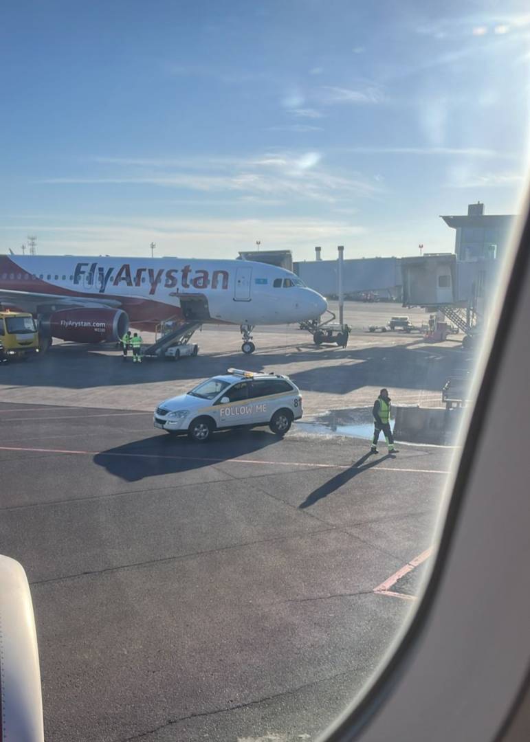 В самолете, летевшем из Костаная в Алматы, скончался пассажир