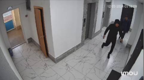 «Запоминайте лица, потому что их отпустили»: жильцы костанайской многоэтажки, в которую проникли неизвестные, опасаются за свою безопасность
