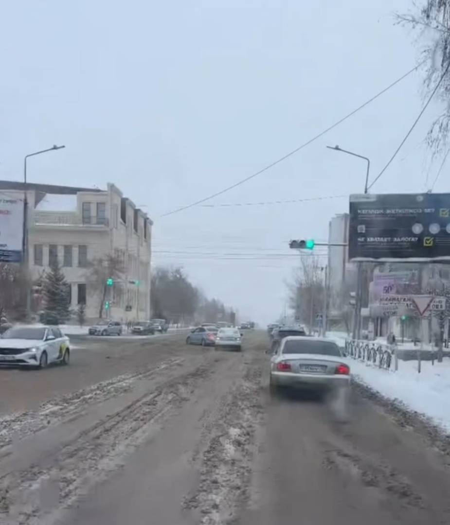 Улицы Костаная превратились в грязевое месиво из-за использования пескосоли