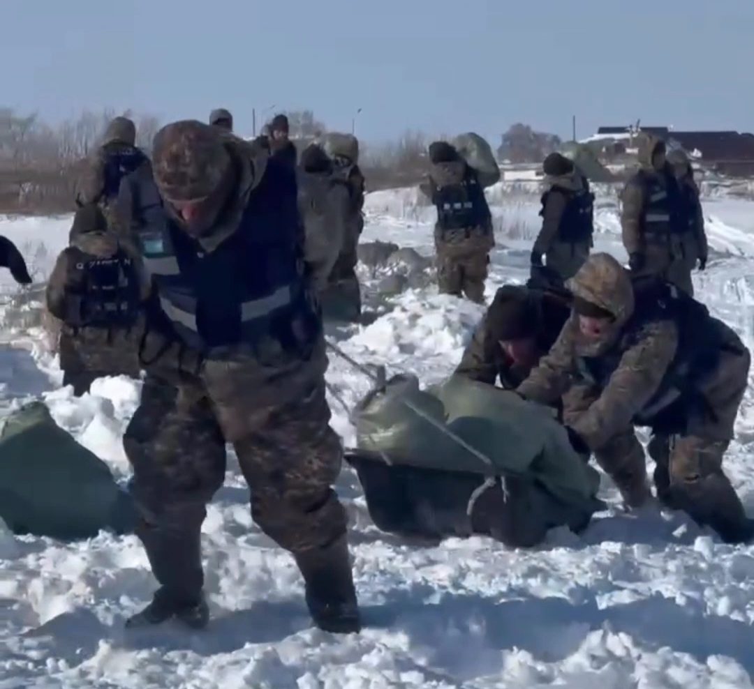 В несколько районов Костанайской области прибыли группировки спасателей и военнослужащих МЧС