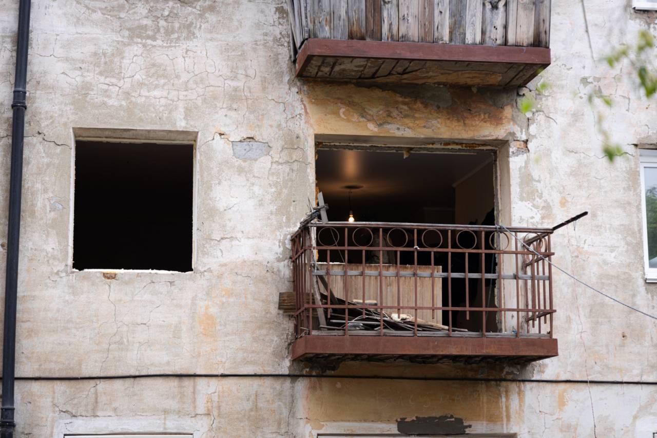 В доме по ул. Толстого, 30 начался демонтаж несмотря на то, что некоторые жильцы ещё не съехали