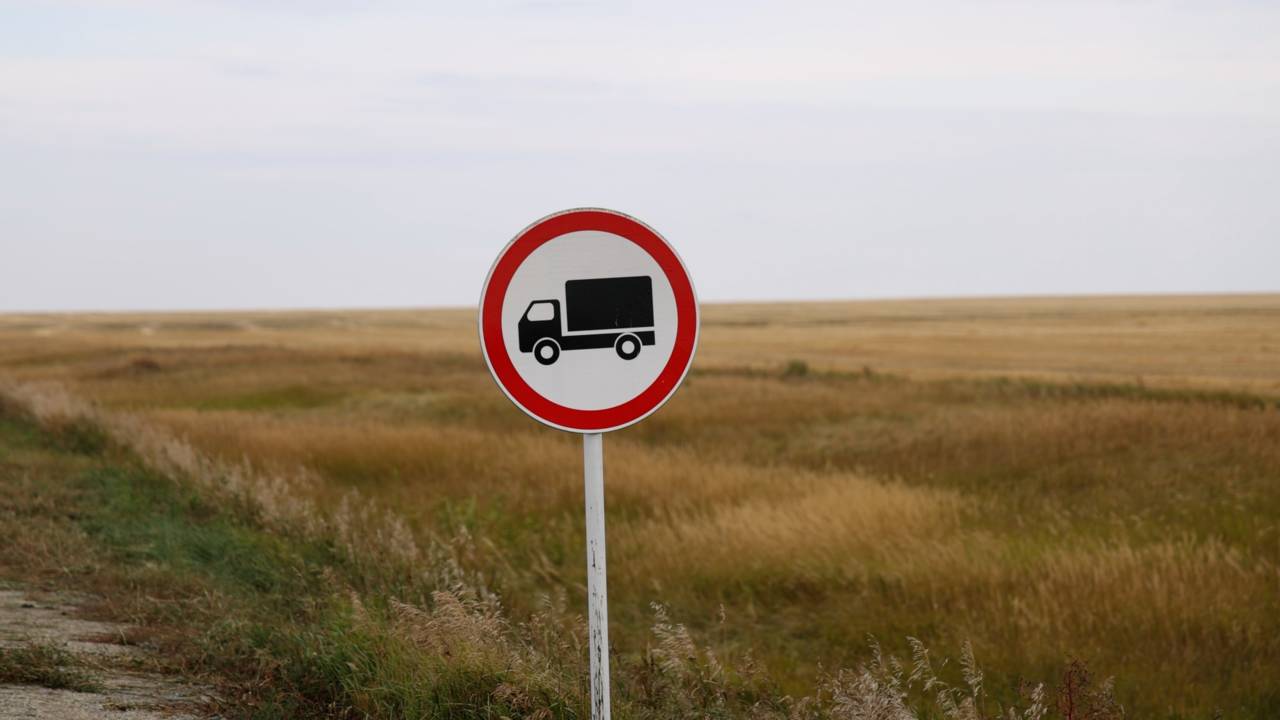 Для чего и против кого в Денисовском районе установили дорожный знак, противоречащий логике человека?