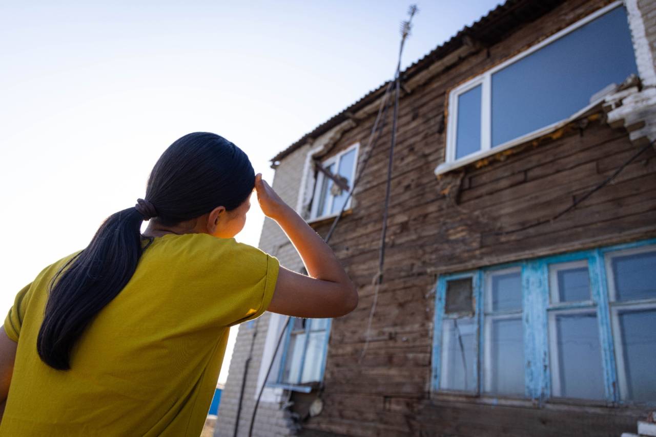 На последнем издыхании: кирпичная кладка стены обвалилась с двухэтажного дома в п. Кунай