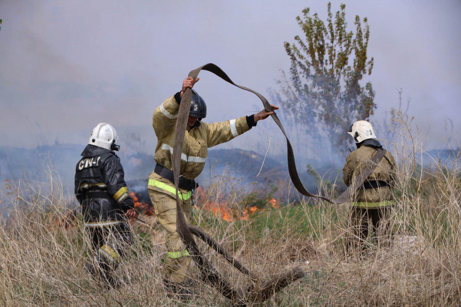 В Камыстинском районе тушат степной пожар, пришедший из Актюбинской области