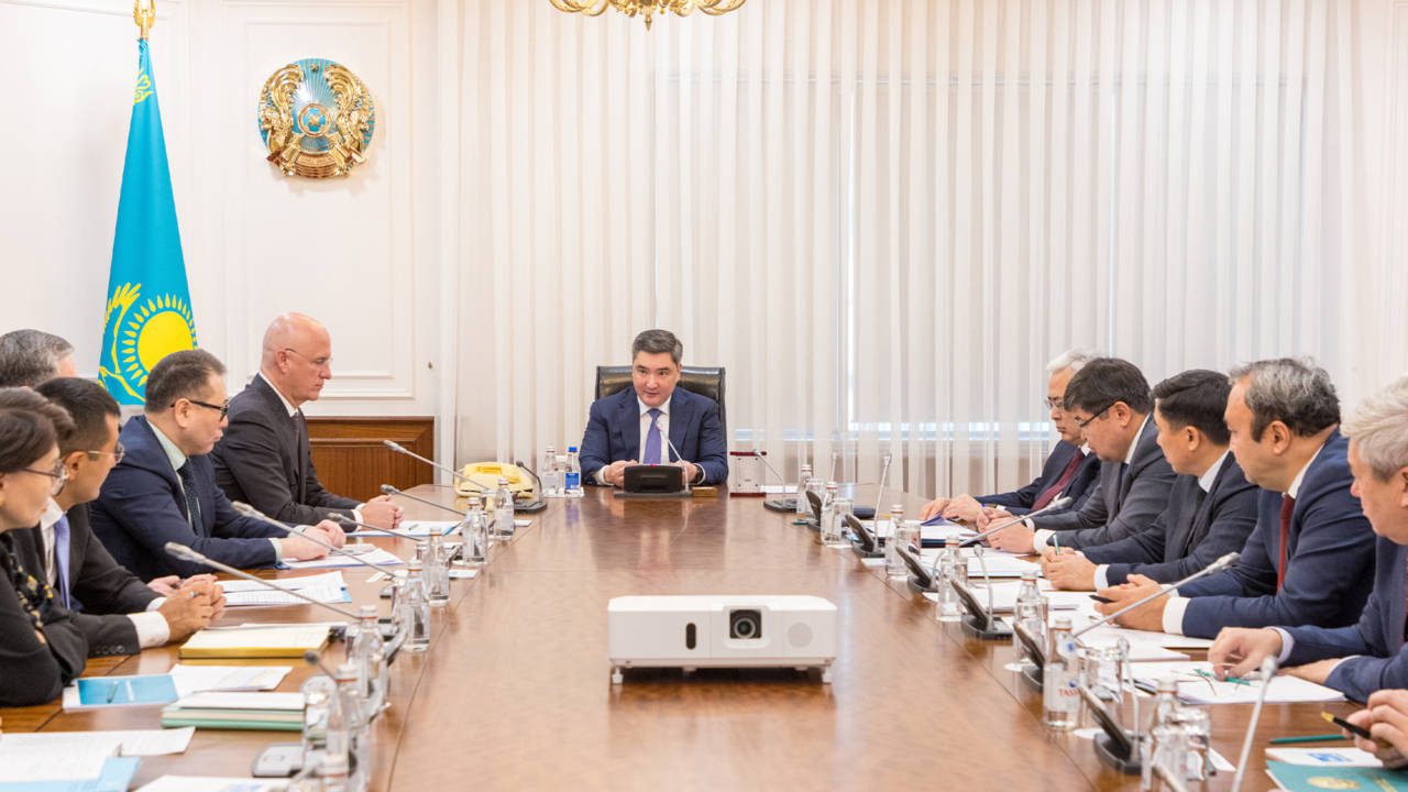 Правительство ввело мораторий на повышение цен на бензин, коммунальные тарифы и социально значимые товары