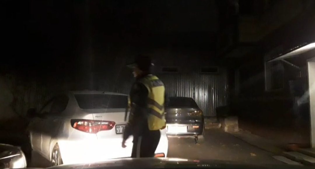 За глаза — мал, в лицо — мужчина: попавший на видео случай стал предметом судебного разбирательства