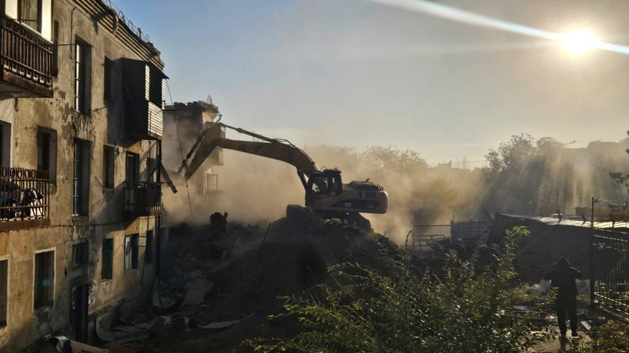 В Костанае начали сносить дом по ул. Толстого, 30. Последние жильцы съехали оттуда в июле.