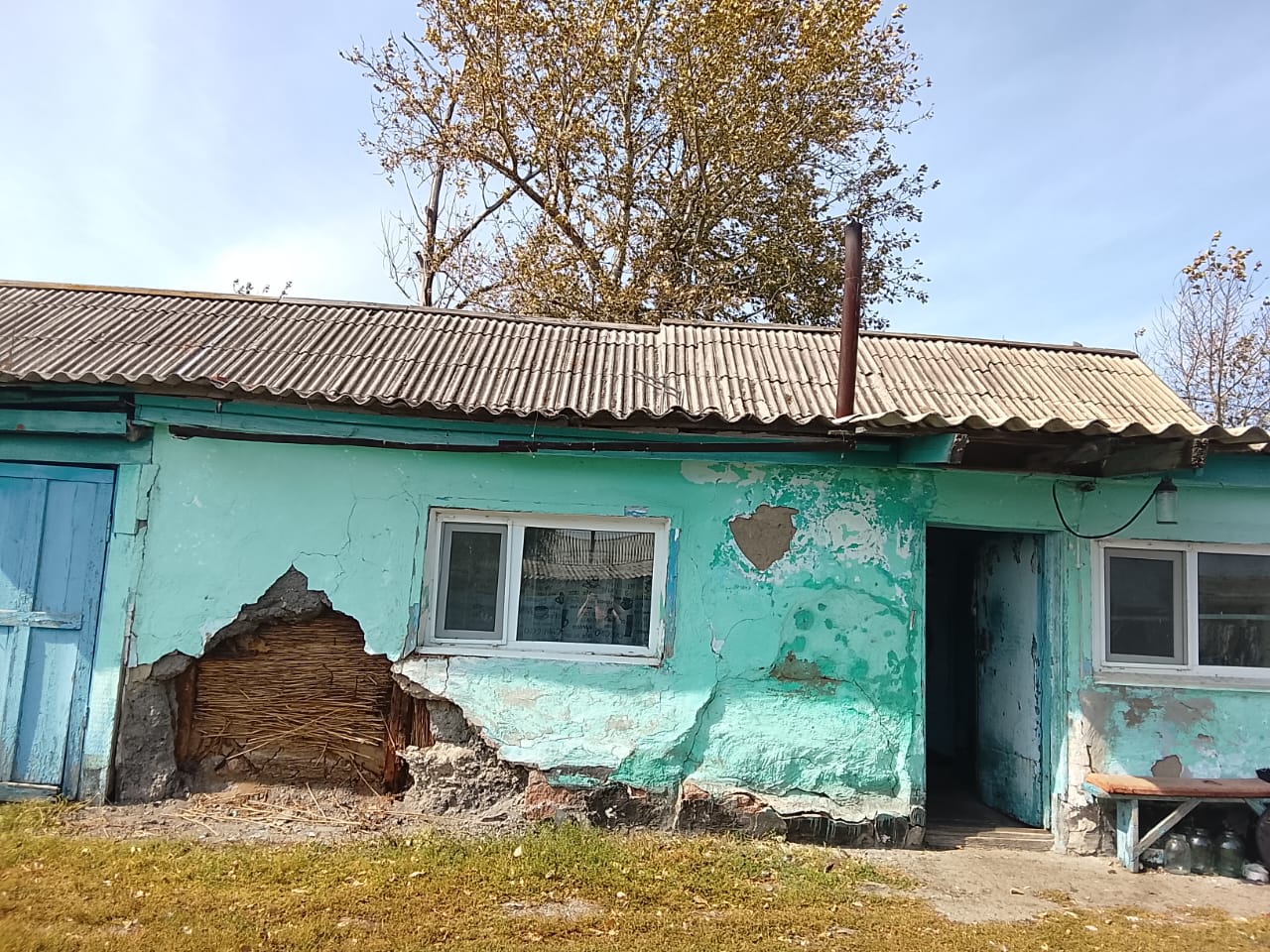 Жительница Карасуского района каждый день рискует жизнью, проживая в аварийном доме