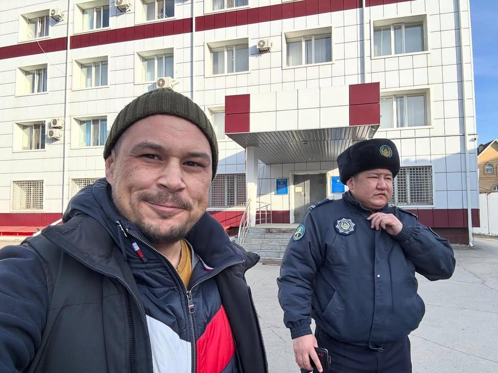 Журналиста Кирилла Павлова доставили в управление полиции Костаная