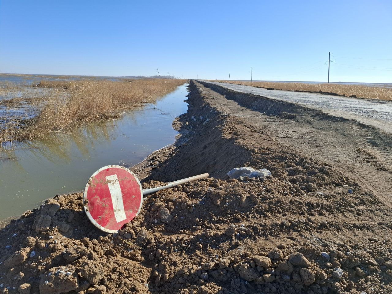 Вода уходит, проблемы остаются: что происходит с Карасуским каналом? 