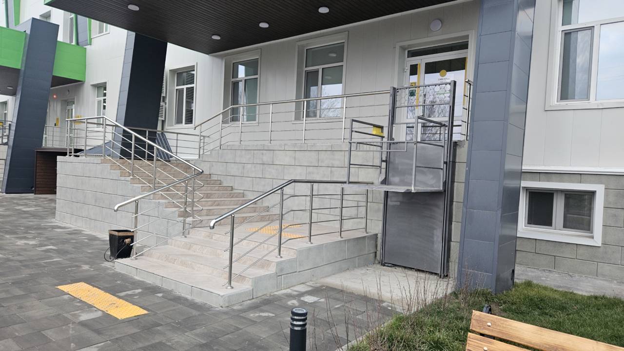 Здание новое, проблемы старые? — на неработающие подъемники в поликлинике №6 жалуются костанайцы