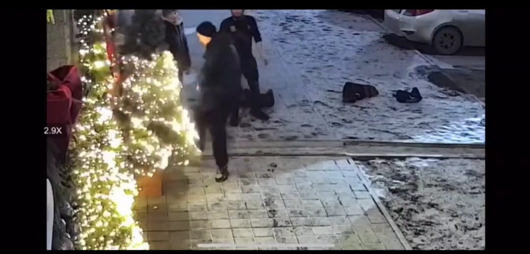 Неизвестные повредили новогодний декор костанайского заведения