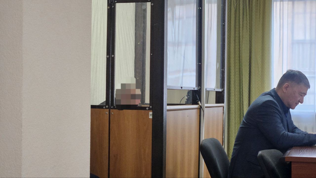 «Нанес удары, не осознавая»: подозреваемый в двойном убийстве житель Аманкарагая дал показания в суде