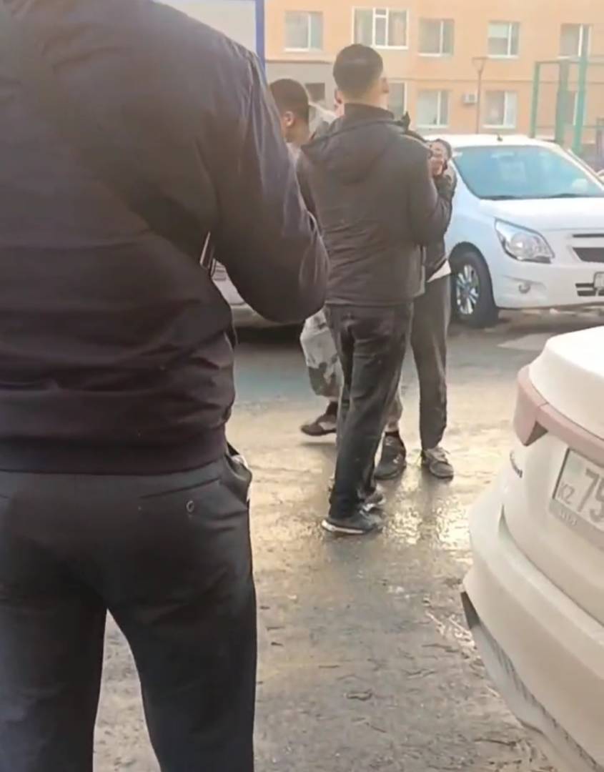 В Костанае избили сотрудника полиции