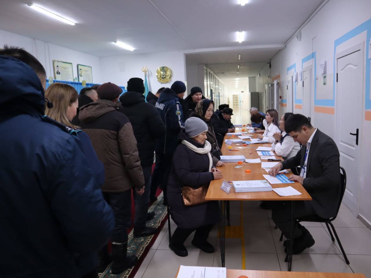 Больше 10 тысяч участков открыты для голосования на референдуме в Казахстане