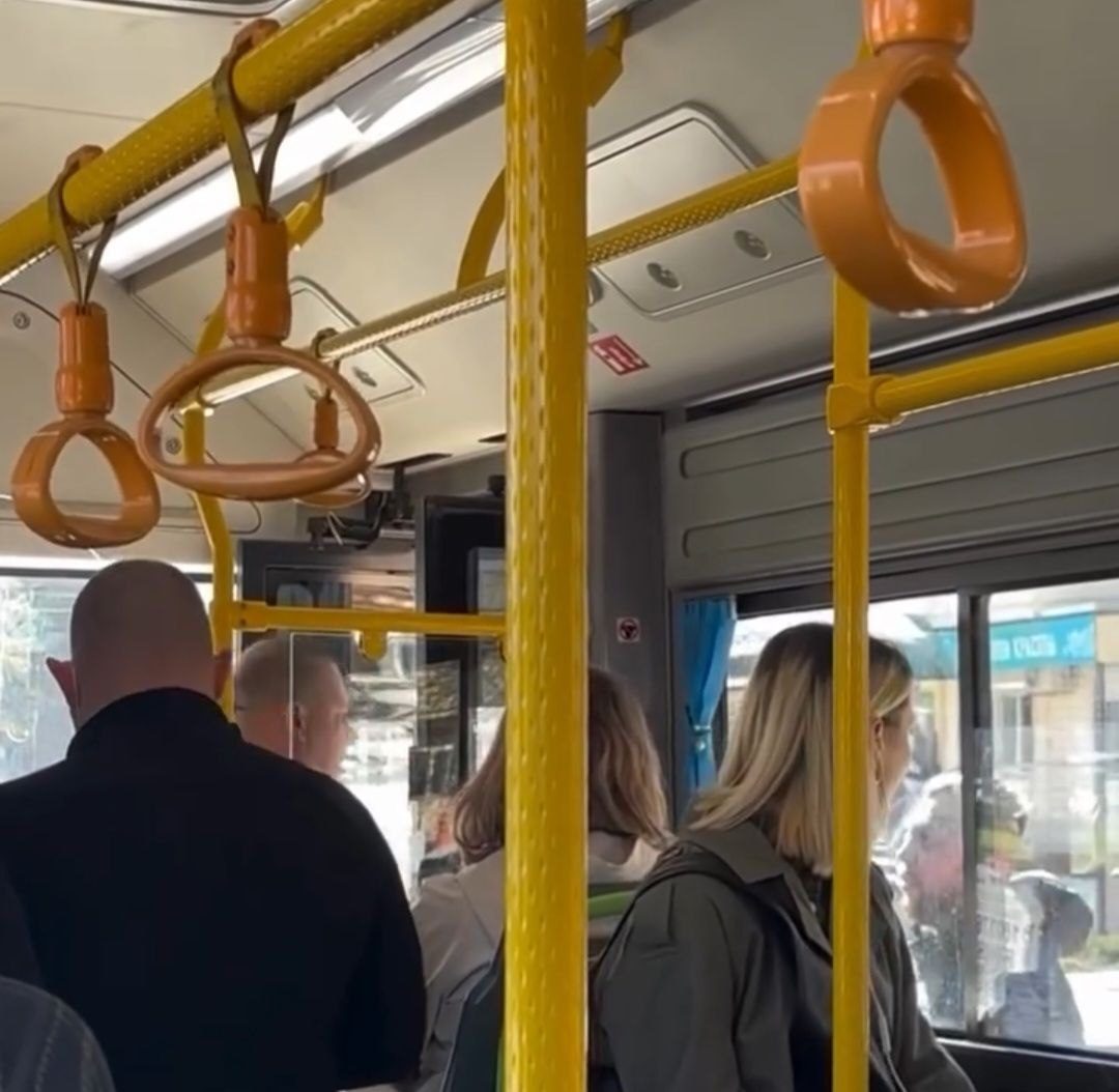 Жителя Костаная оштрафовали за повреждение автобуса после конфликта с водителем