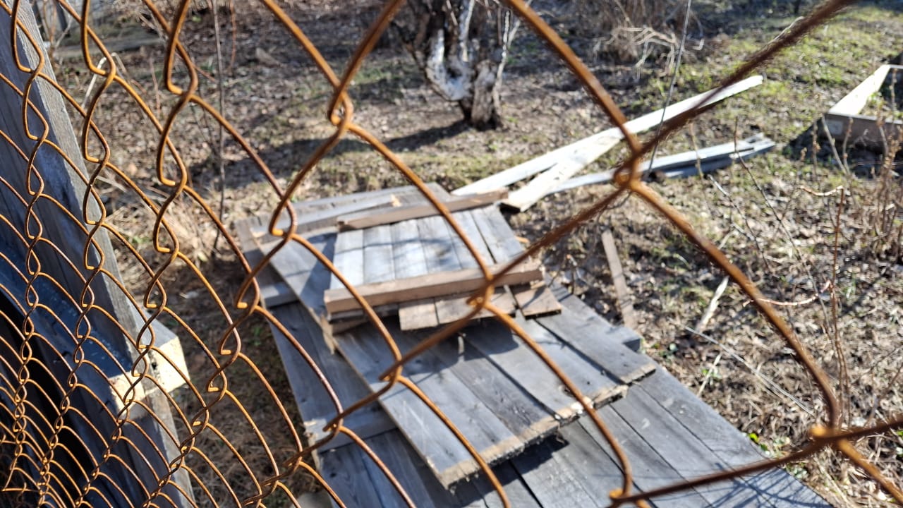 Забор раздора: в Костанае продолжается конфликт соседей из-за ограждения на даче