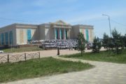 «Два часа на жаре ради ролика»: костанайские родители пожаловались на организацию съемок для выпускников